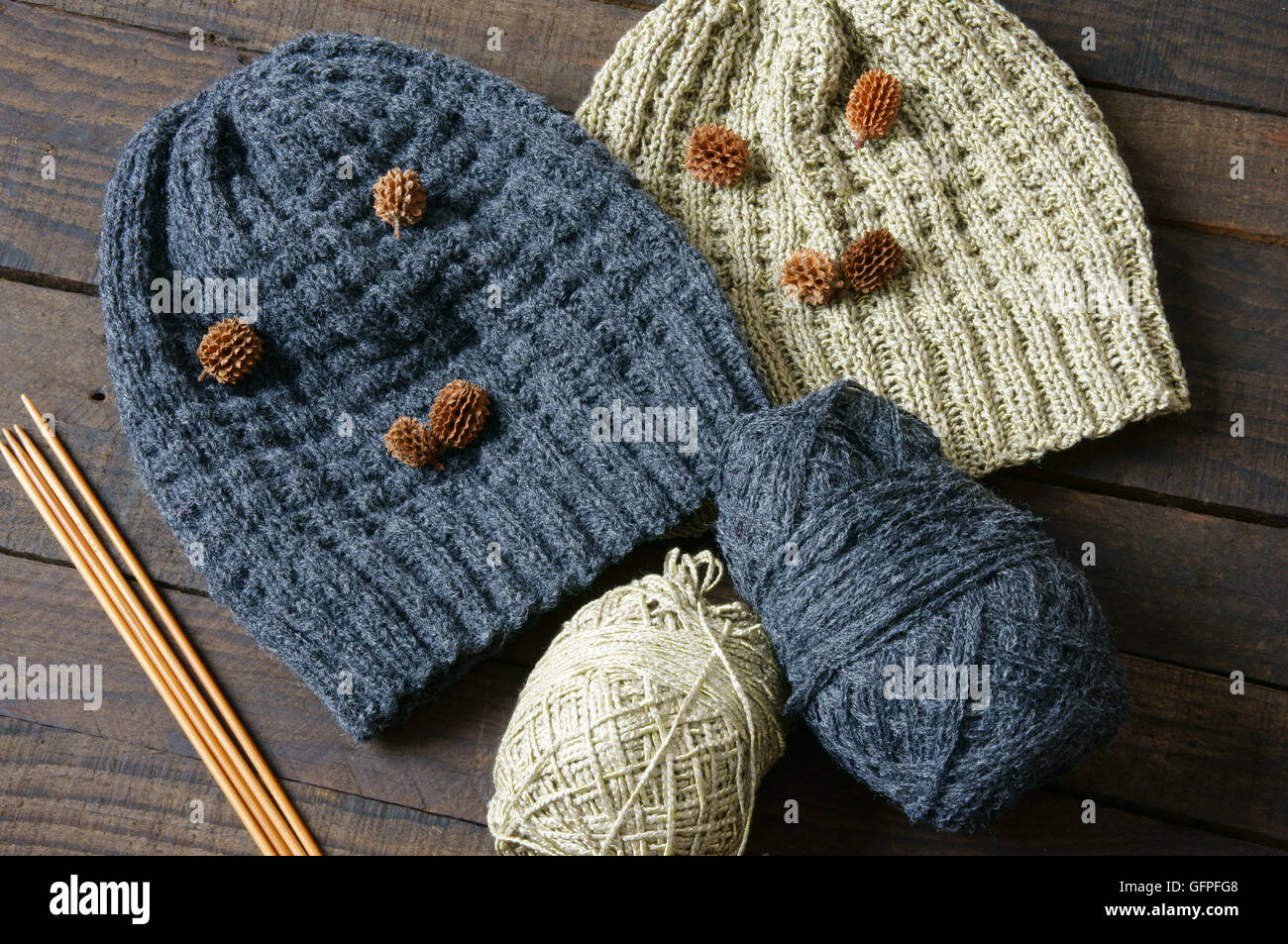 Cadeau fait main pour un couple sur l'hiver, en bonnet de laine couleur  noir et beige, femme à tricoter à la main à partir de la pelote de laine  Photo Stock -