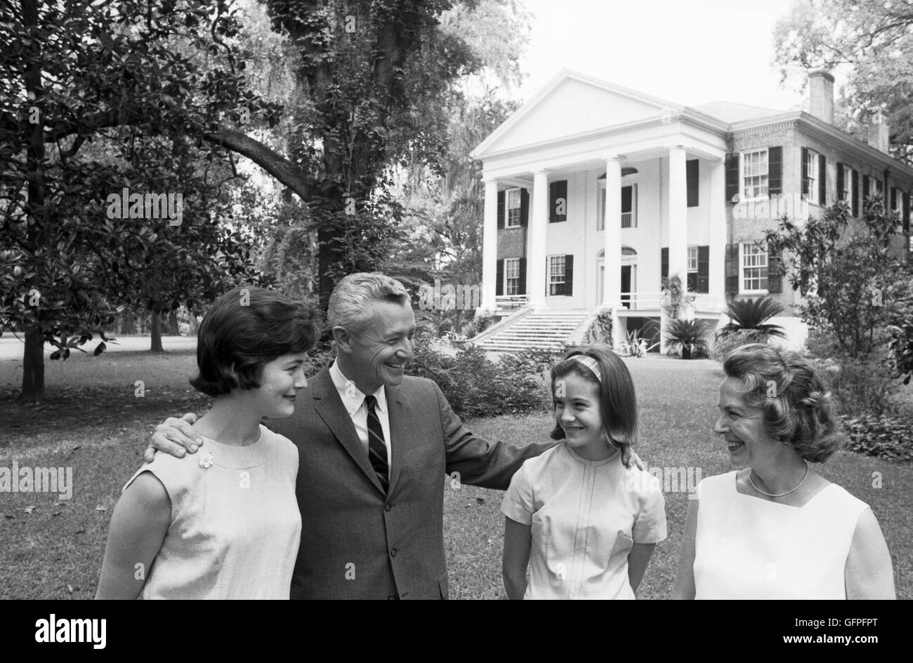 LeRoy Collins avec Mary Collins et appeler leurs enfants à la Grove Plantation à Tallahassee, Floride Banque D'Images