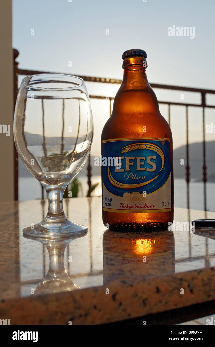 Bouteille et verre de bière Efes Pilsen, la Turquie. Banque D'Images
