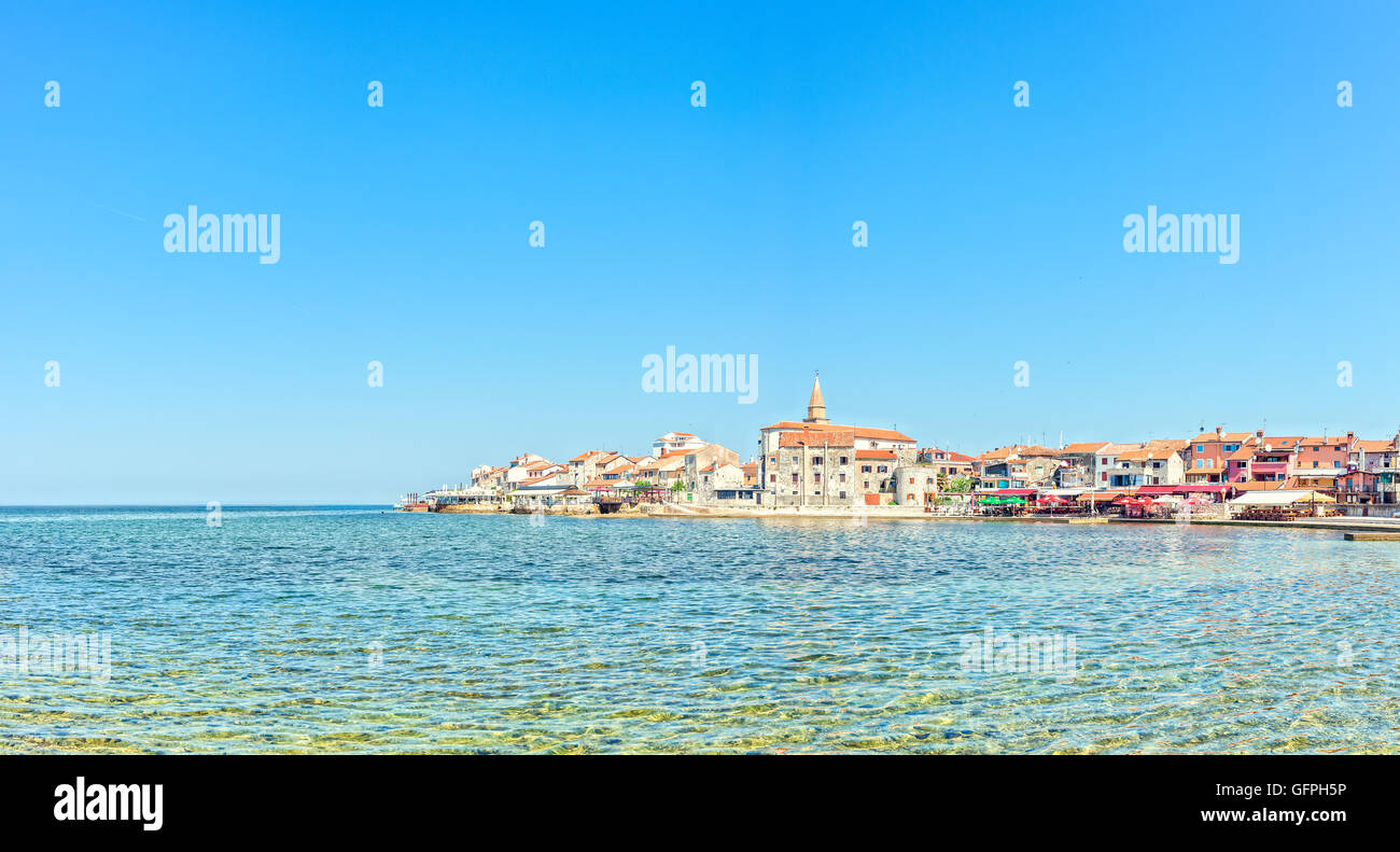 La côte et le promontoire de petite ville croate Umag Banque D'Images