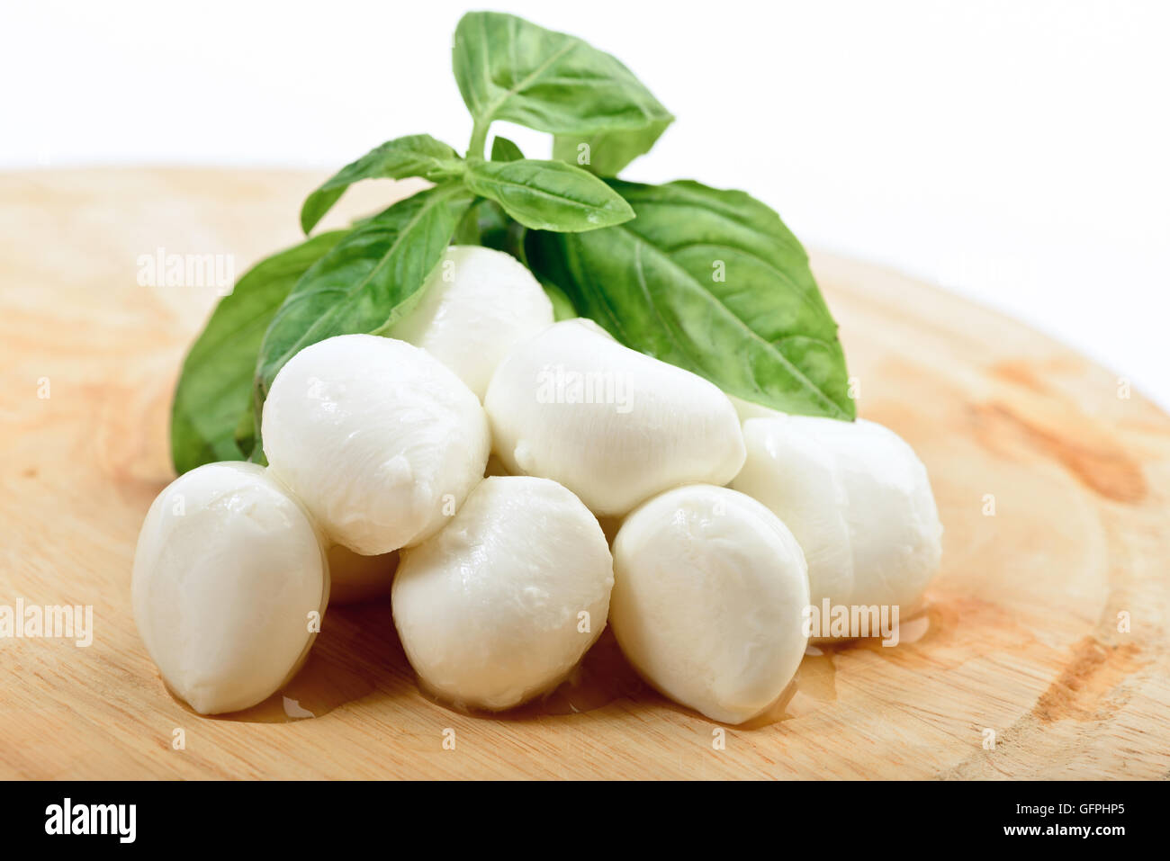 Sur planche de bois Mozzarella au Basilic Banque D'Images