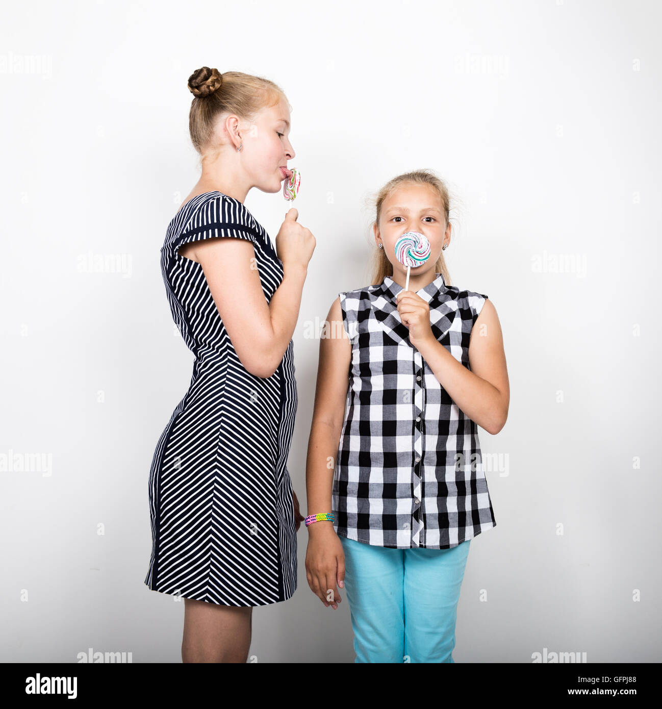 Deux jolie petite amie de manger des sucettes. Amusant. Meilleurs amis choyer et posing Banque D'Images