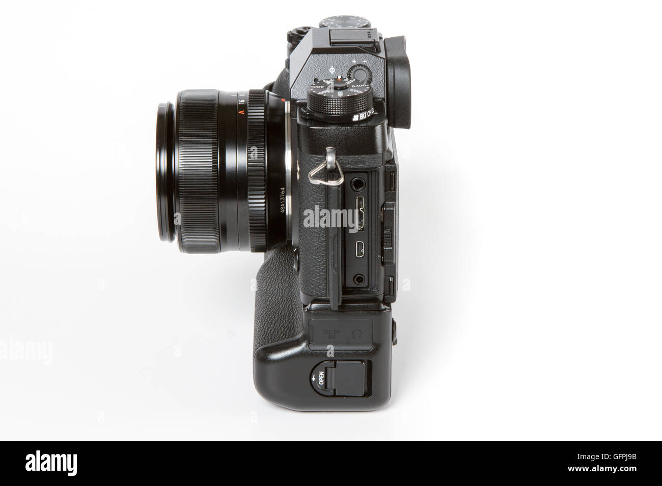 FUJIFILM X-T2, 24 mégapixels, vidéo 4K avec appareil photo mirrorless 35mm 1.4 Objectif avec un grip batterie supplémentaire montrant conectors Banque D'Images