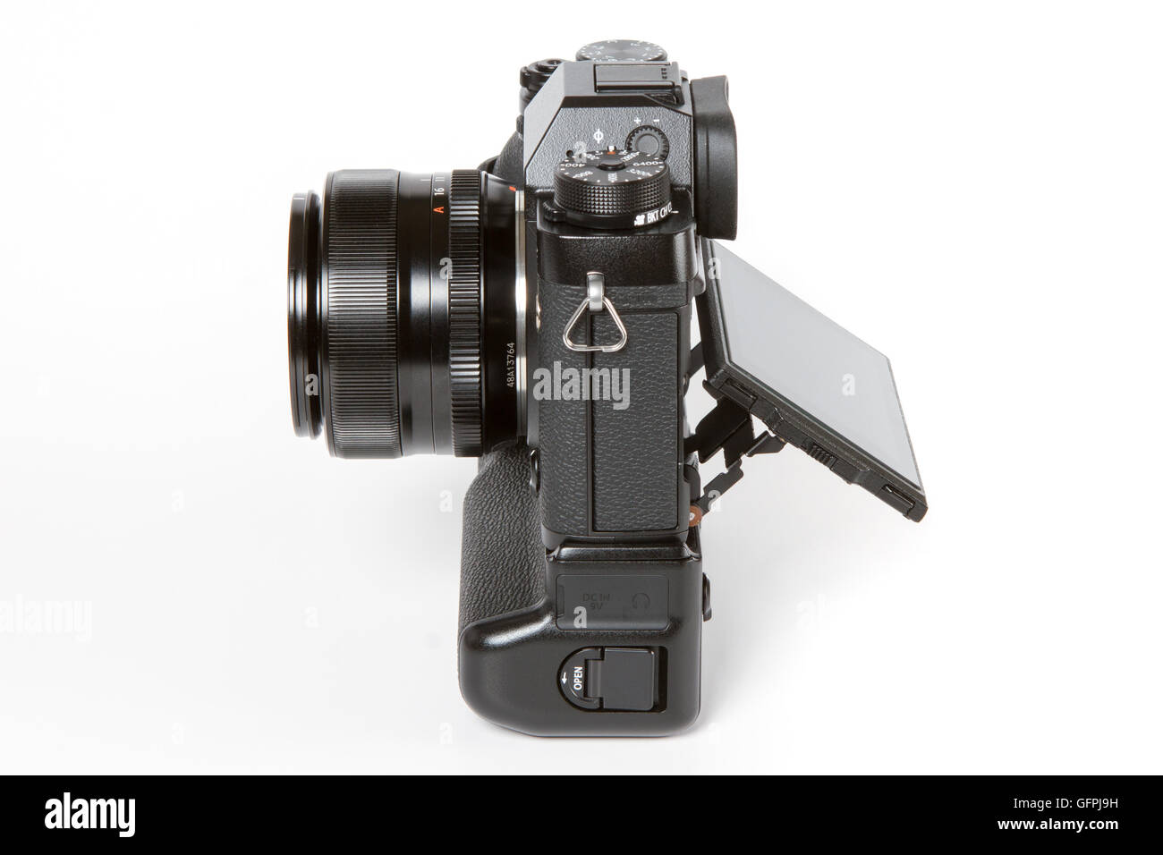 FUJIFILM X-T2, 24 mégapixels, caméra vidéo 4K mirrorless avec une batterie additionnelle poignée et avec écran arrière incliné d'un côté Banque D'Images