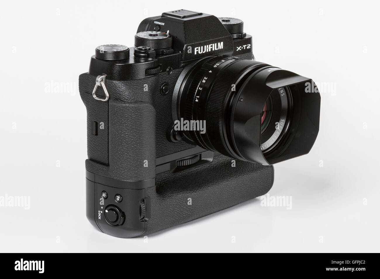 FUJIFILM X-T2, 24 mégapixels, caméra vidéo 4K mirrorless 35mm avec objectif Fujinon 1,4 et avec un grip batterie supplémentaire Banque D'Images