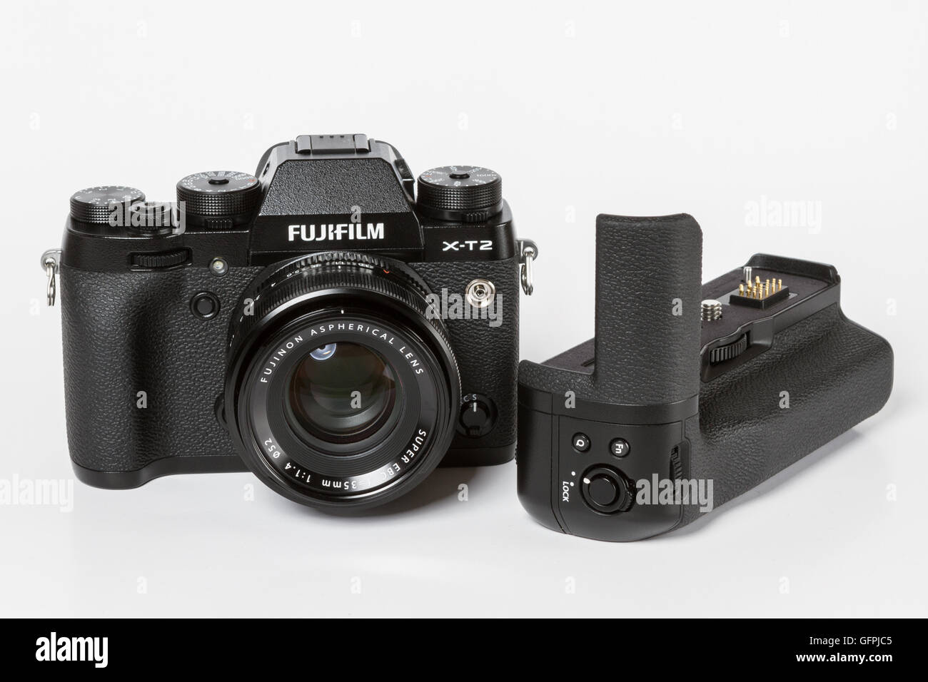 FUJIFILM X-T2, 24 mégapixels, caméra vidéo 4K mirrorless 35mm avec objectif Fujinon 1,4 et avec un grip batterie supplémentaire Banque D'Images