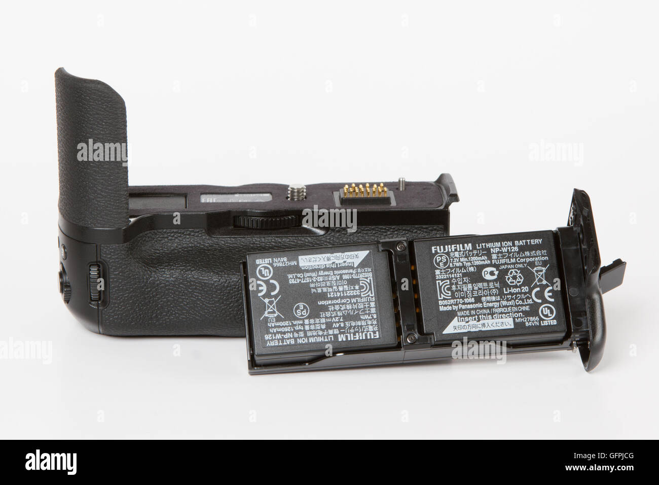 Poignée de batterie supplémentaire avec piles pour FUJIFILM X-T2, 24 mégapixels, caméra vidéo 4K mirrorless sur fond blanc Banque D'Images