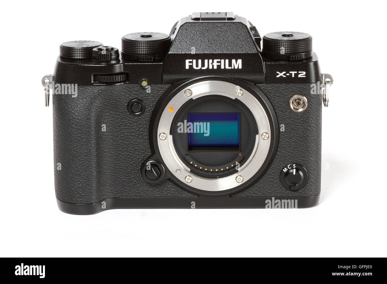 FUJIFILM X-T2, 24 mégapixels, vidéo 4K mirrorless camerawith capteur visible, de l'avant sur fond blanc Banque D'Images