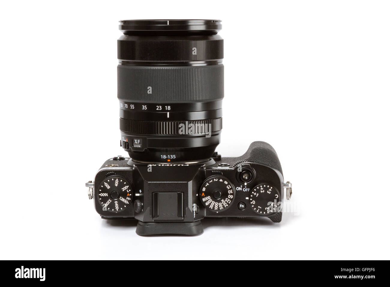 Photo de FUJIFILM X-T2, 24 mégapixels, caméra vidéo 4K mirrorless de haut avec objectif zoom sur fond blanc Banque D'Images