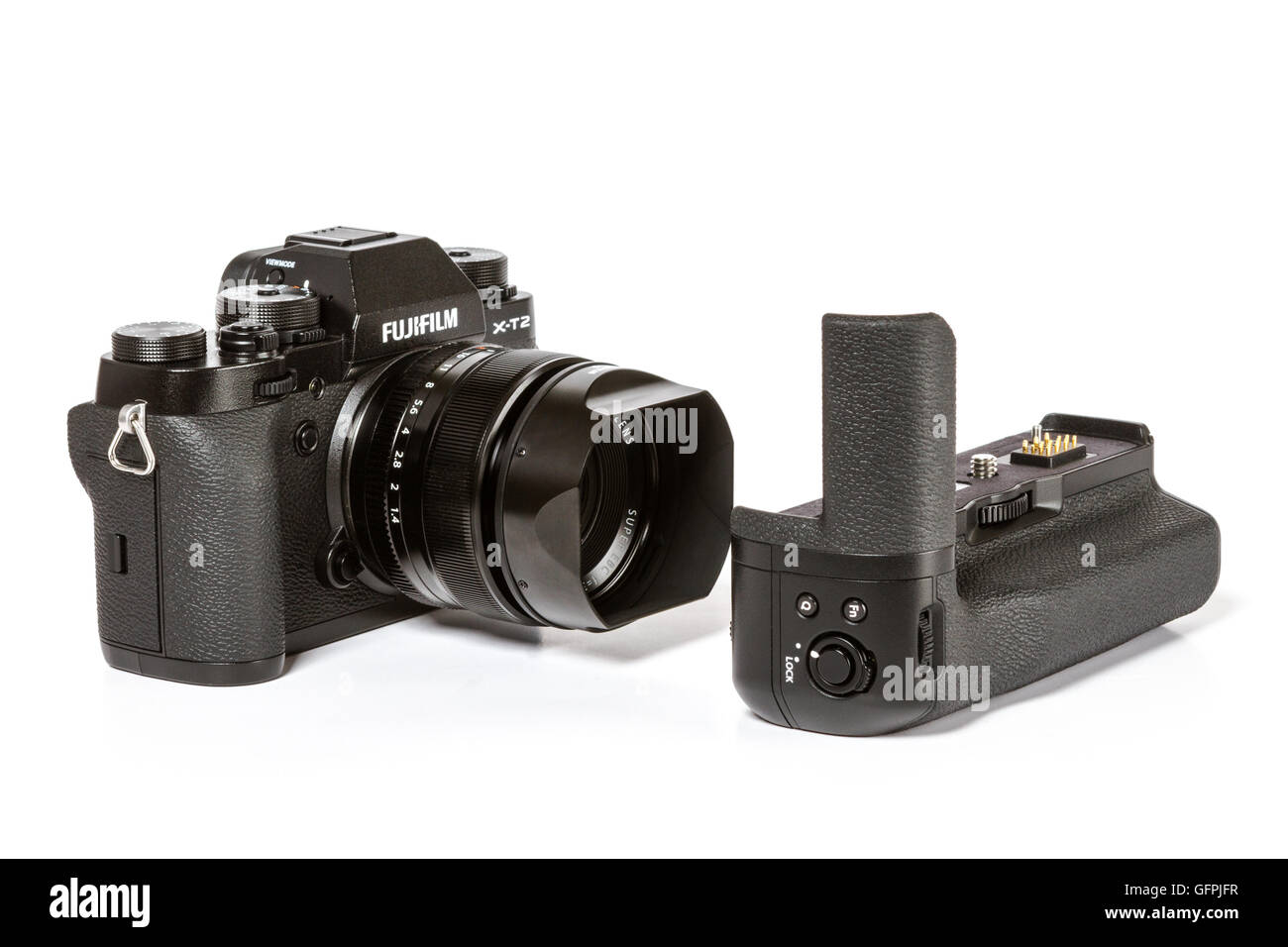 Photo de FUJIFILM X-T2, 24 mégapixels, caméra vidéo 4K mirrorless 35mm avec objectif Fujinon 1,4 par le grip batterie supplémentaire Banque D'Images