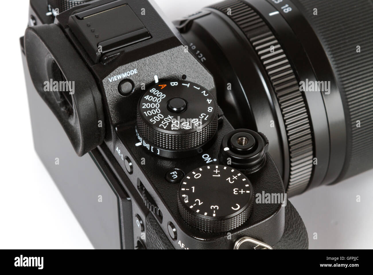 Bouton de vitesse de tir photos de détails FUJIFILM X-T2, 24 mégapixels, caméra vidéo 4K mirrorless sur fond blanc Banque D'Images