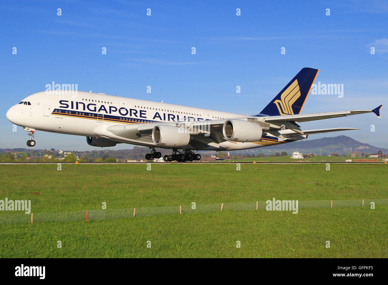 Zurich/Suisse le 10 août 2013 : A380 en provenance de Singapour à l'atterrissage des avions à l'aéroport de Zürich. Banque D'Images