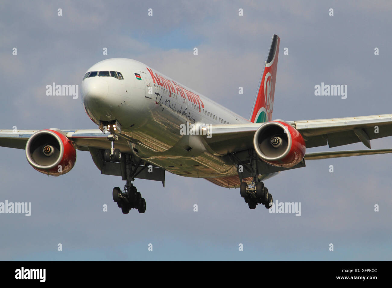 Heathrow/Angleterre le 10 août 2012 : Boeing 777 d'Air du Kenya à l'atterrissage à Heathrow/Aéroport. Banque D'Images