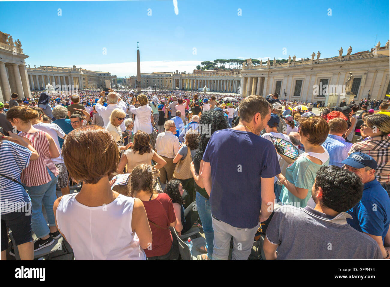 Personnes sur la piazza san pietro dans la ville du vatican Banque de ...