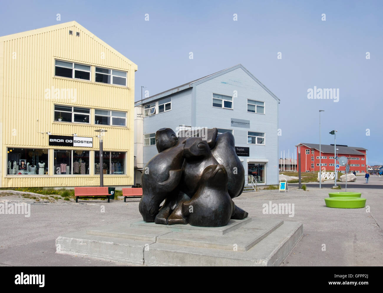 Sculpture et boutiques de la rue piétonne du centre ville. Imaneq, Nuuk (Godthab), Sermersooq, sud-ouest du Groenland Banque D'Images