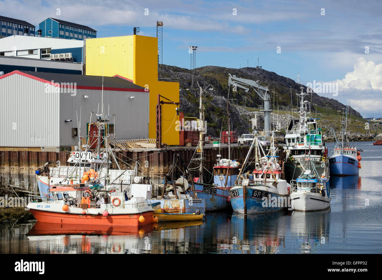 Les bateaux de pêche amarré quai dans le port de l'Atlantique par l'été 2016 port. Nuuk (Godthab) sud-ouest du Groenland Sermersooq Banque D'Images