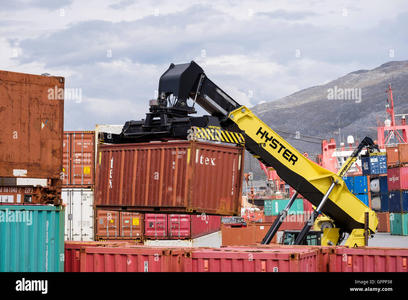 Hyster hydraulique de levage du chariot élévateur électrique les conteneurs d'expédition de marchandises au port. Port atlantique Nuuk Groenland Sermersooq Banque D'Images