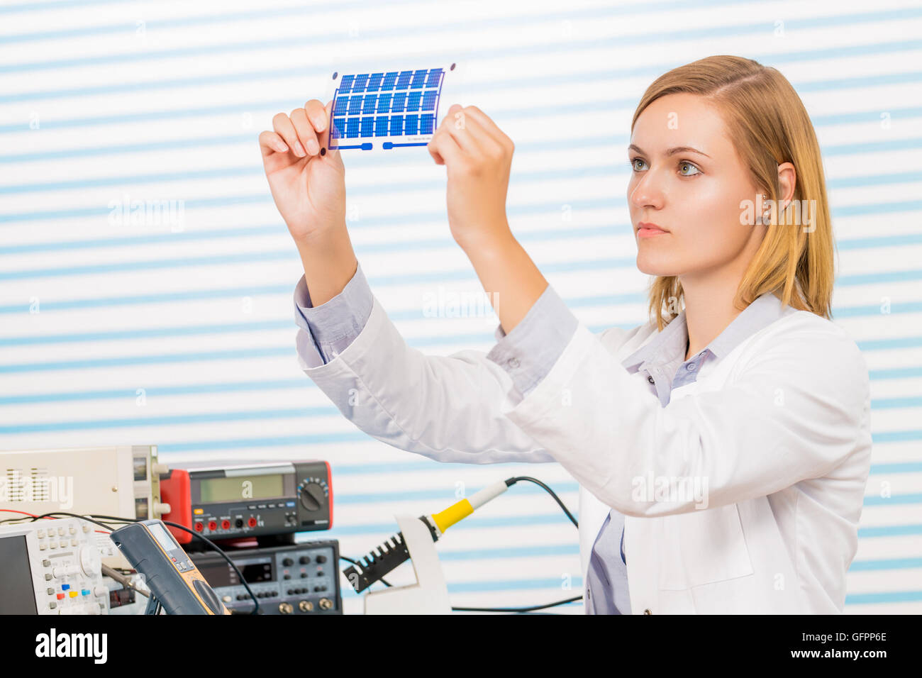 Le technicien est en train de tester les cellules solaires Banque D'Images