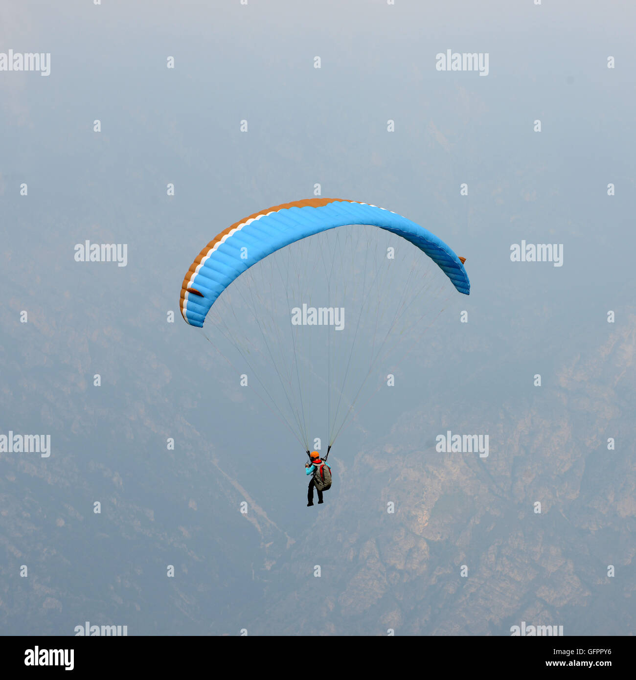 Vol en parapente sur la montagne au lac de Garde (Italie) Banque D'Images