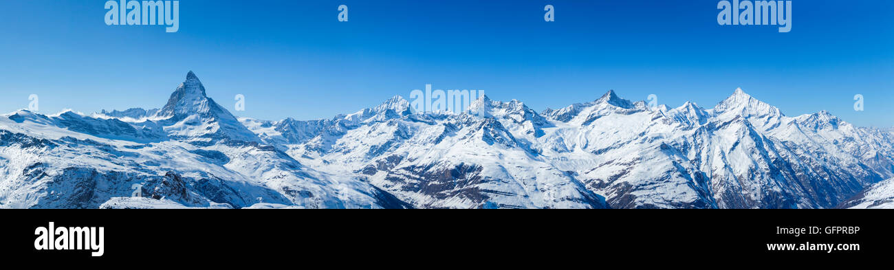 Panorama haute résolution tourné des Alpes suisses, dont le célèbre Matterhorn Banque D'Images