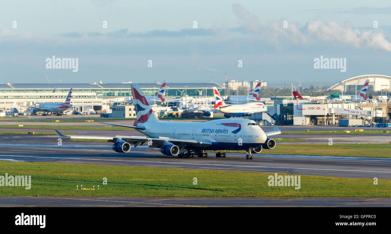 British Airways Boeing 747 sur la piste. Pris à l'aéroport Heathrow de Londres Banque D'Images