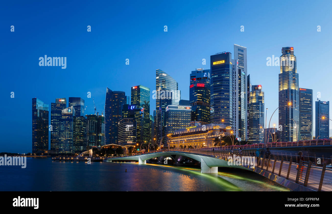 L'horizon du quartier commercial de Singapour au crépuscule Banque D'Images