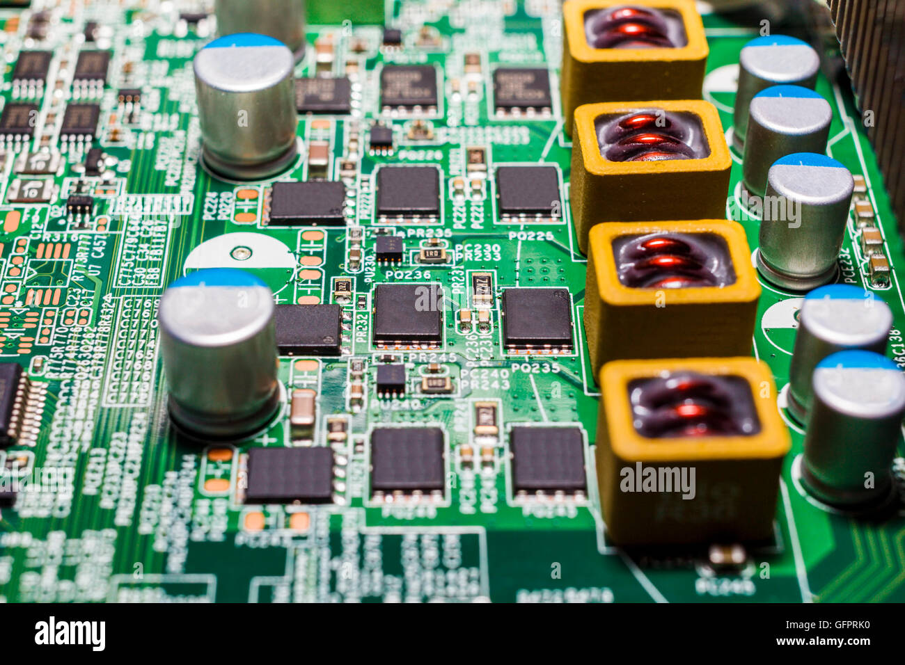 Gros plan des puces et les résistances sur un circuit imprimé, pourrait représenter l'industrie électronique Banque D'Images