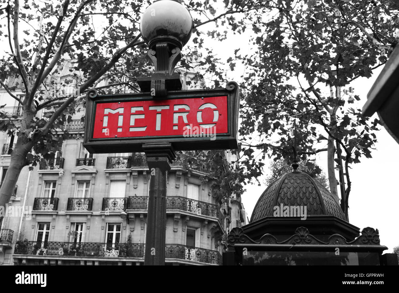 Metro Paris, photo en noir et blanc avec signe rouge du métro Banque D'Images