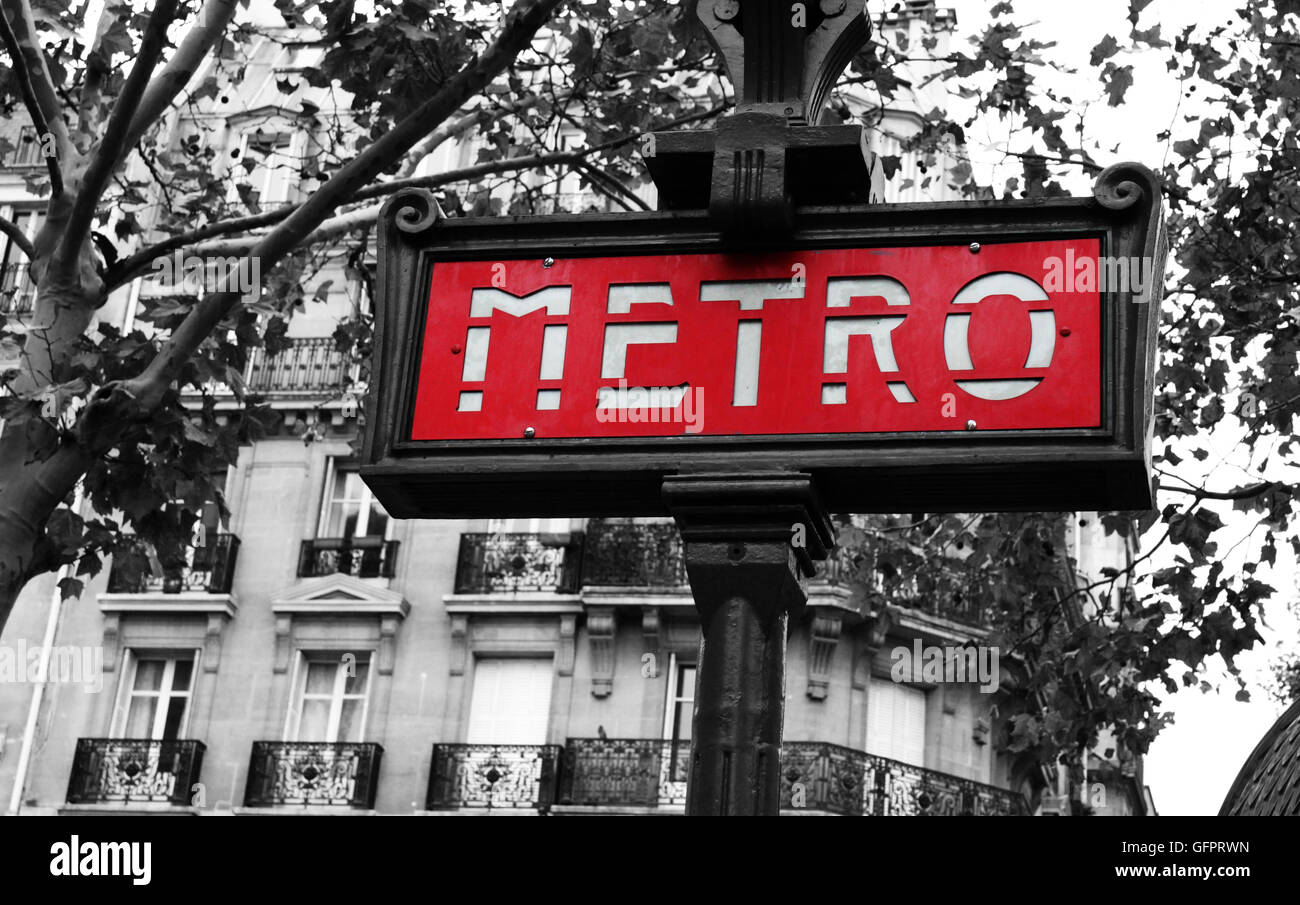 Metro Paris, photo en noir et blanc avec signe rouge du métro Banque D'Images