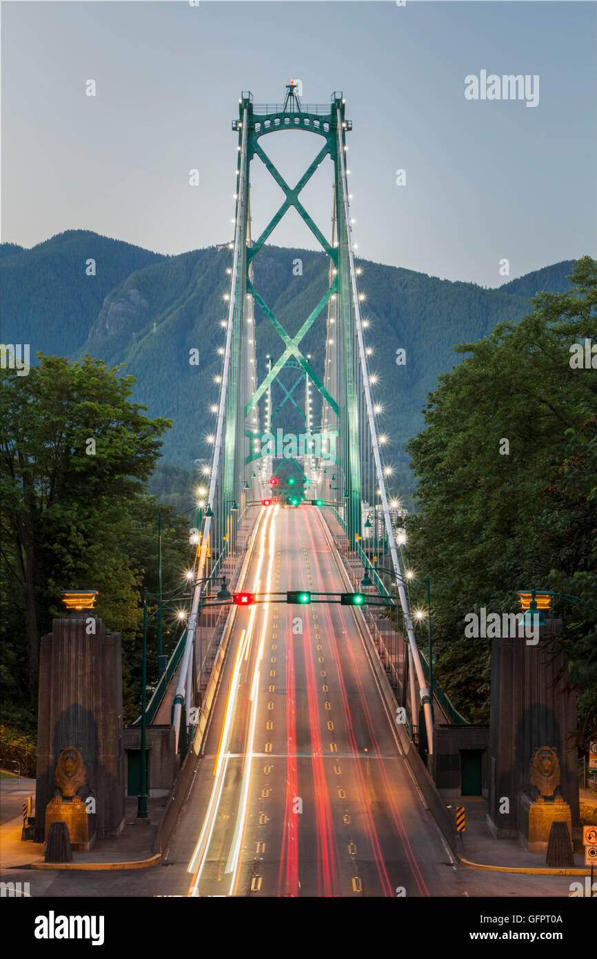 Droit du pont Lions Gate, un grand pont suspendu qui enjambe le Burrard Inlet et liens à Vancouver North Vancouver Banque D'Images