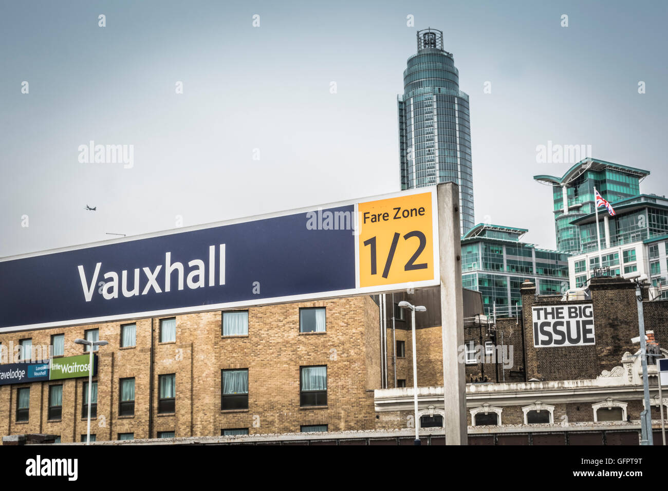 Le gros problème des bureaux du magazine vu de la station de Vauxhall, Lambeth, London, UK Banque D'Images