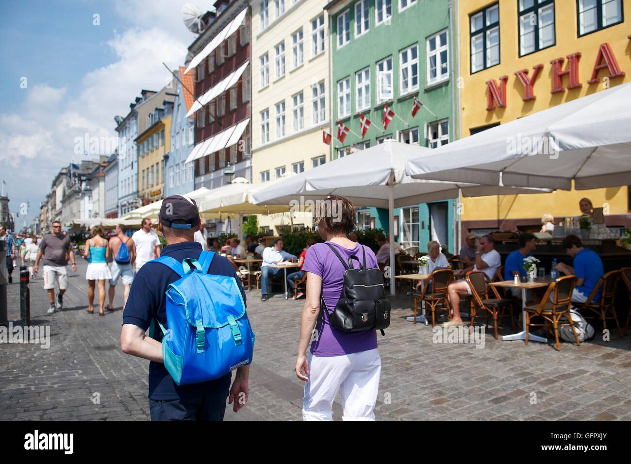 Les touristes à Nyhavn, Copenhague, Danemark Banque D'Images