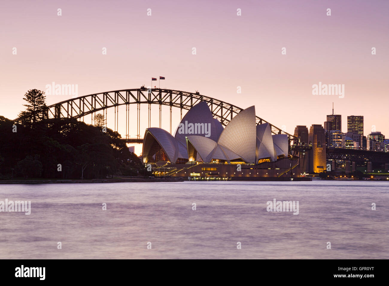 Sydney, Australie, le 1 juillet 2016 - L'opéra de Sydney et le Harbour Bridge hourse au soleil rose allumé. Célèbre l'architecture moderne o Banque D'Images