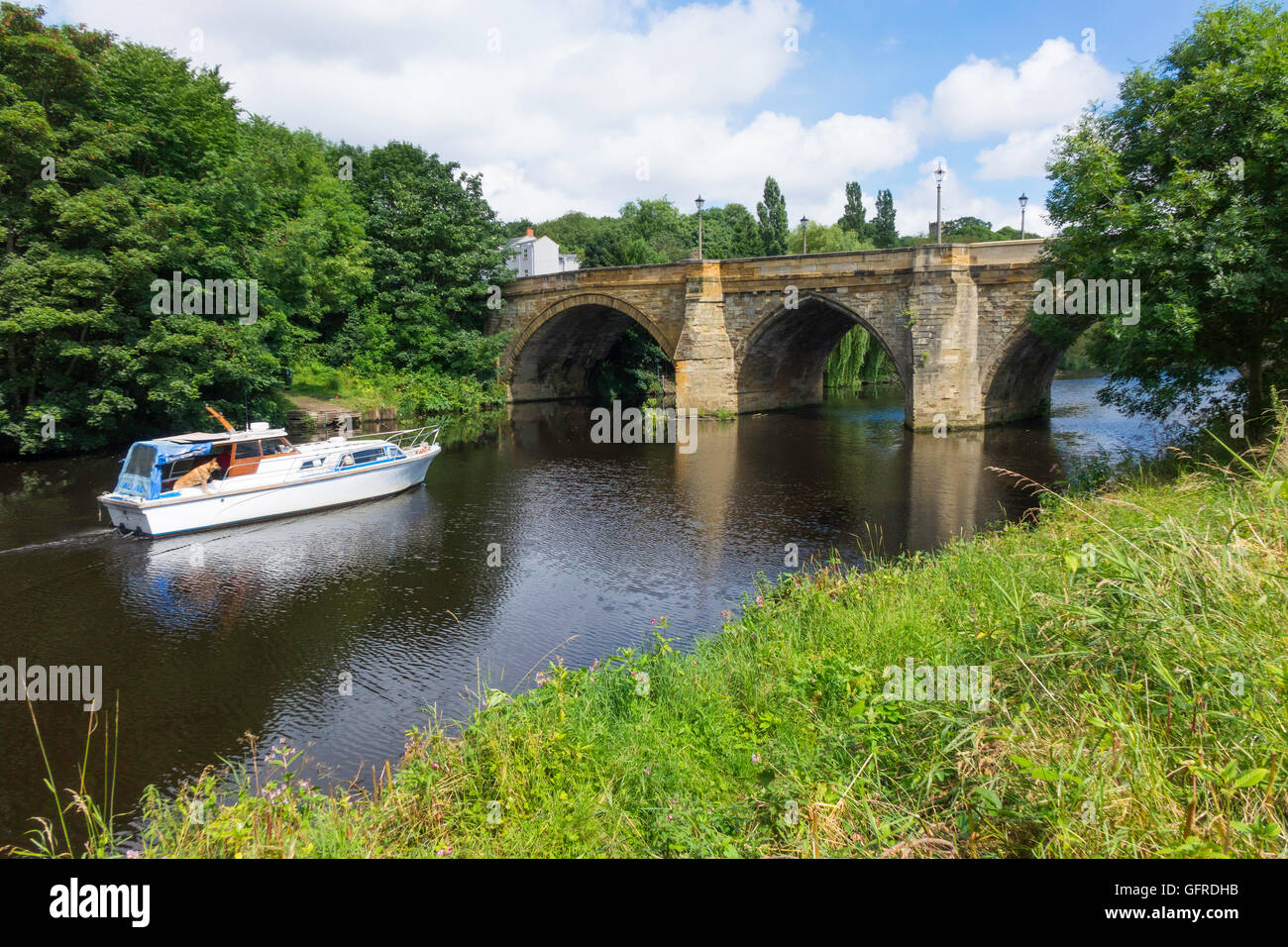 Bateau de croisière de Yarm approchant le pont sur la Rivière Tees en été Banque D'Images