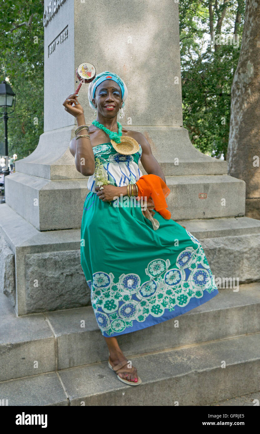 Portrait d'un danseur haïtien musculaire à Washington Square Park . Elle a été la collecte de fonds pour une école de danse pour enfants. Banque D'Images