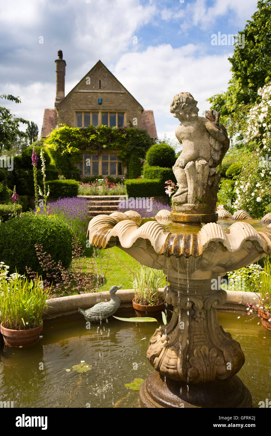 Royaume-uni, Angleterre, Bedfordshire, Stevington, Kathy Brown's garden, fontaine en terrasse jardin Banque D'Images
