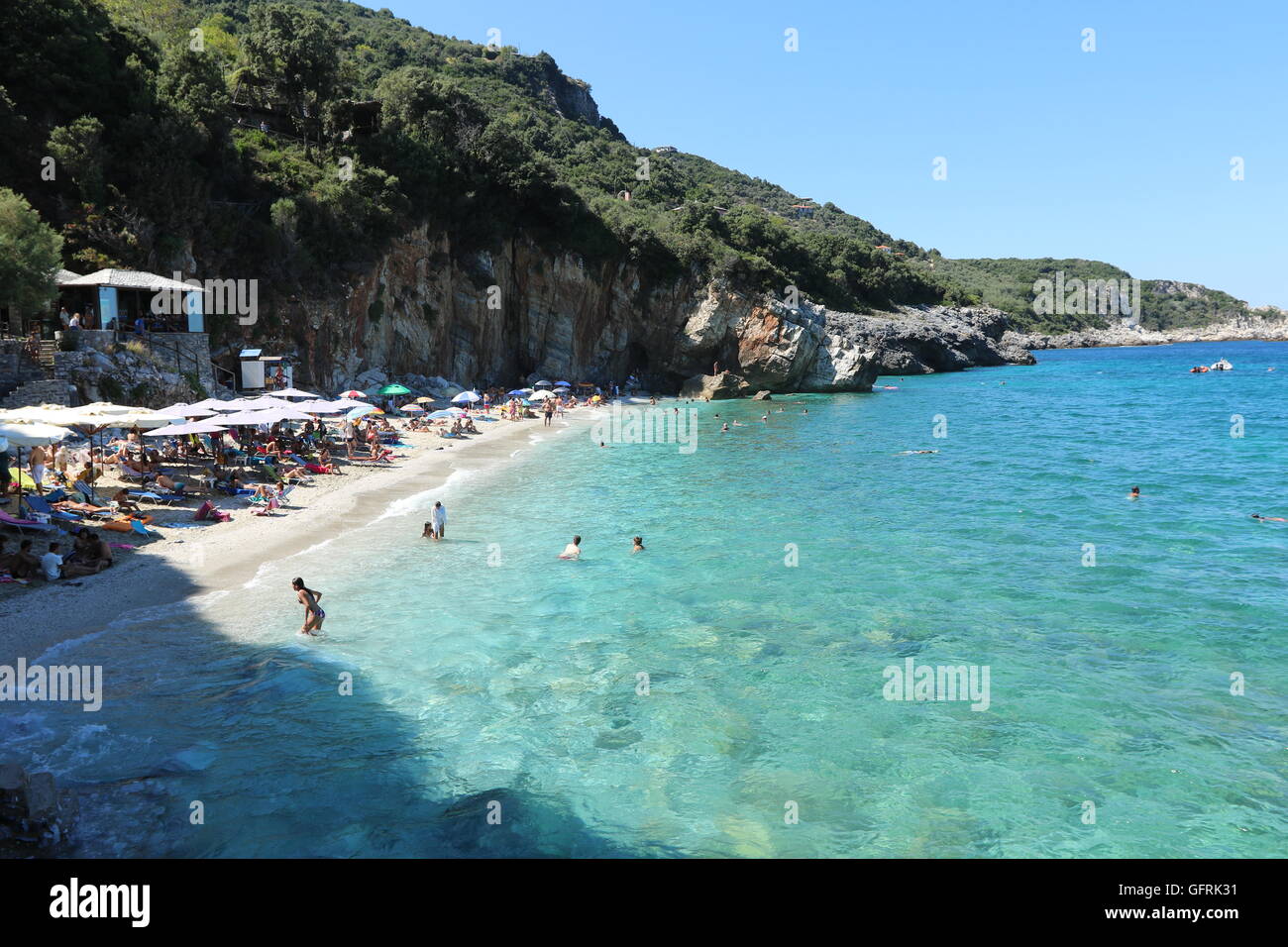 La plage de Mylopotamos à péninsule de Pelion, en Grèce continentale. Banque D'Images