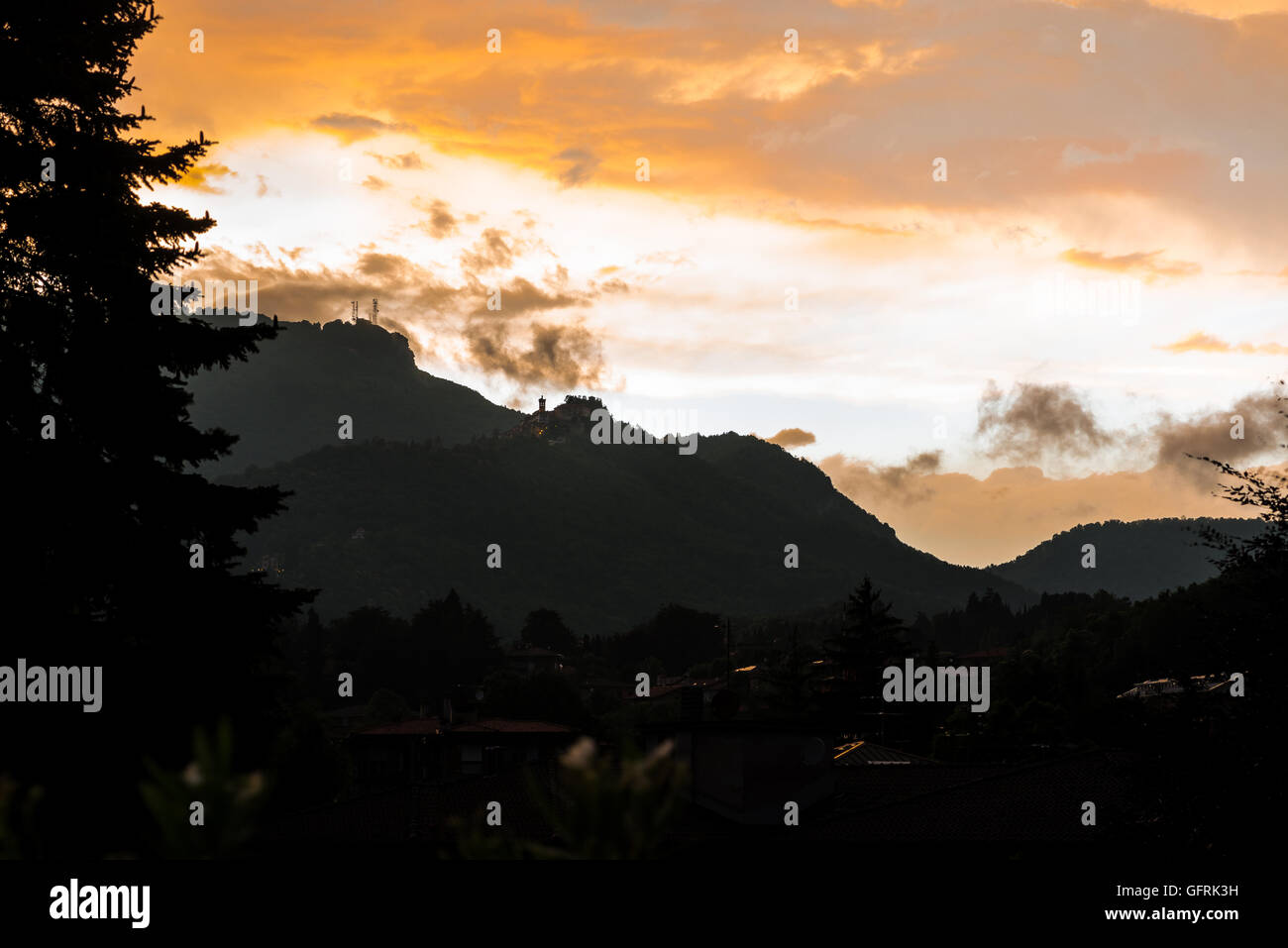 Silhouette de Campo dei Fiori de Varèse et le Sacro Monte de Varese, à partir de la ville de Varèse, Lombardie - Italie Banque D'Images