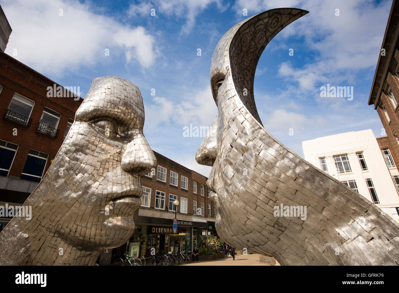 Royaume-uni, Angleterre, Bedford, Bedfordshire, reflets de Bedford, la sculpture à l'extérieur de Debenhams Banque D'Images