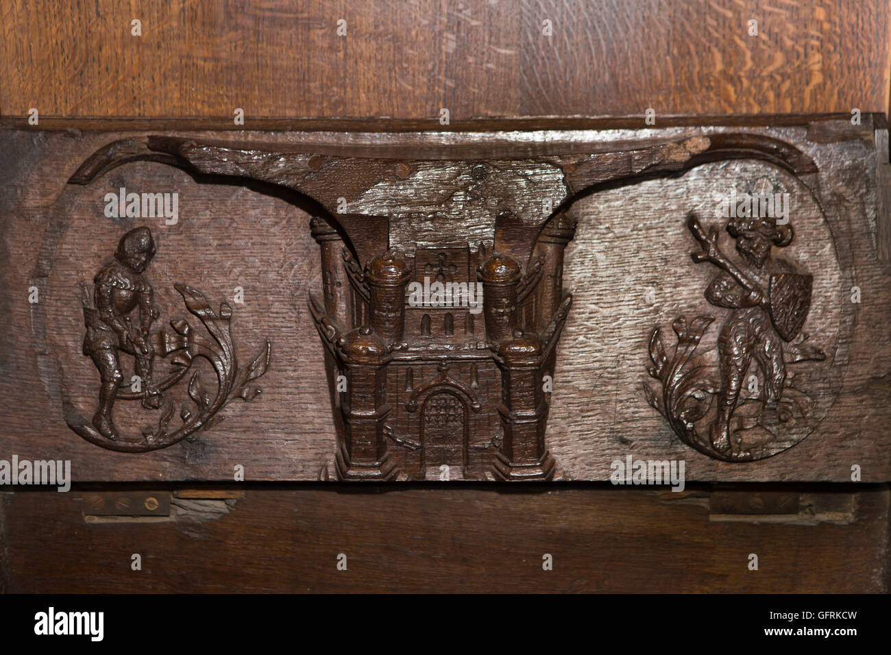 Royaume-uni, Angleterre, Bedford, Bedfordshire, St Paul's Church, Quire du Vicaire Misericord, archer avec arbalète Banque D'Images