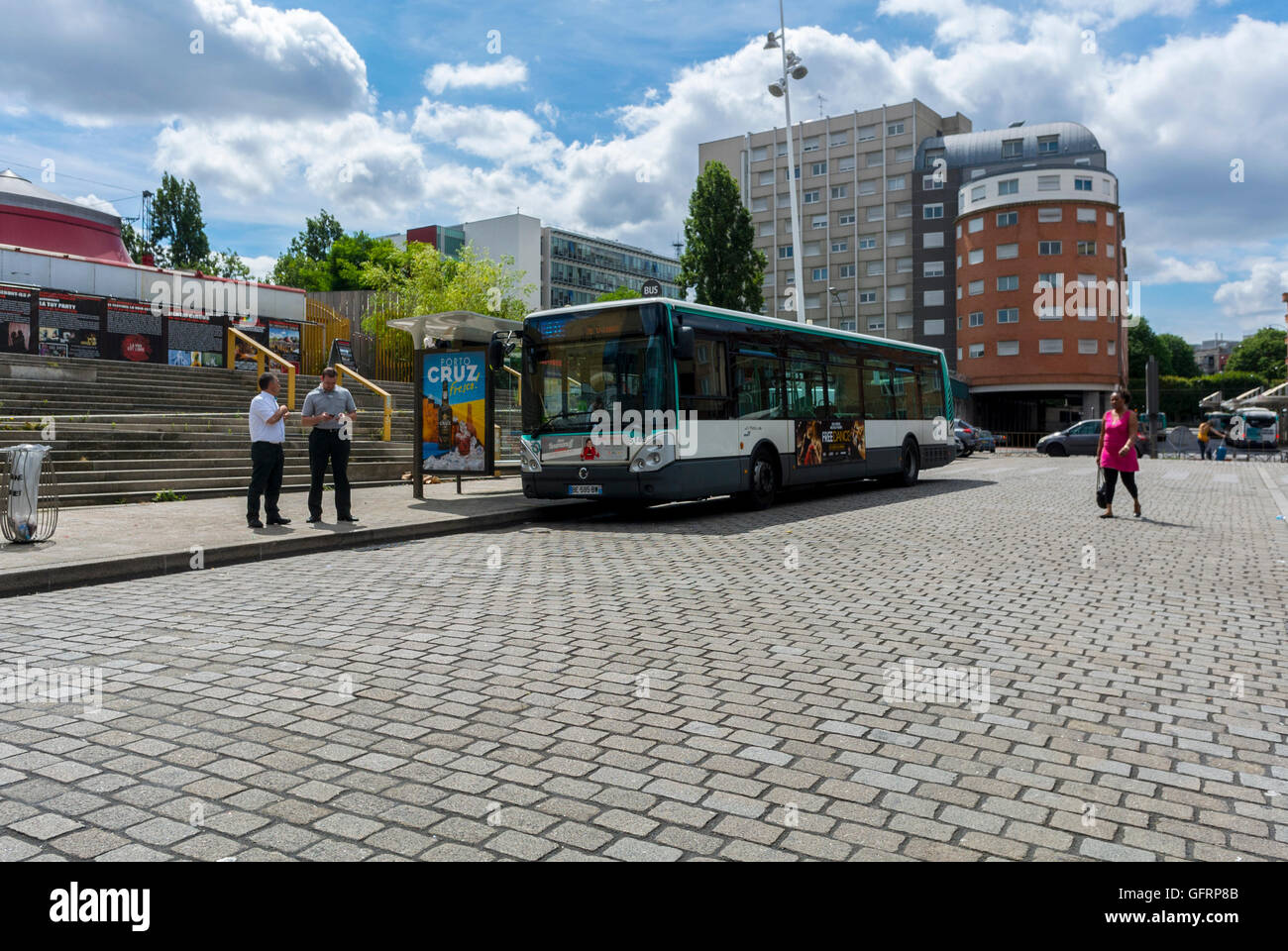 Paris, France, banlieue, scènes de rue, Gare routière de la RATP, Architecture moderne, 'porte des Lilass', (Seine Saint Denis), jour, rue de banlieue bus de transport en commun Banque D'Images