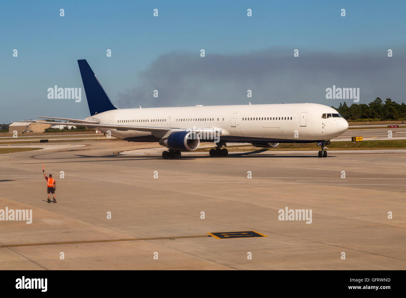 Gros avion taxis à l'aéroport. Le texte et le logo supprimé Banque D'Images