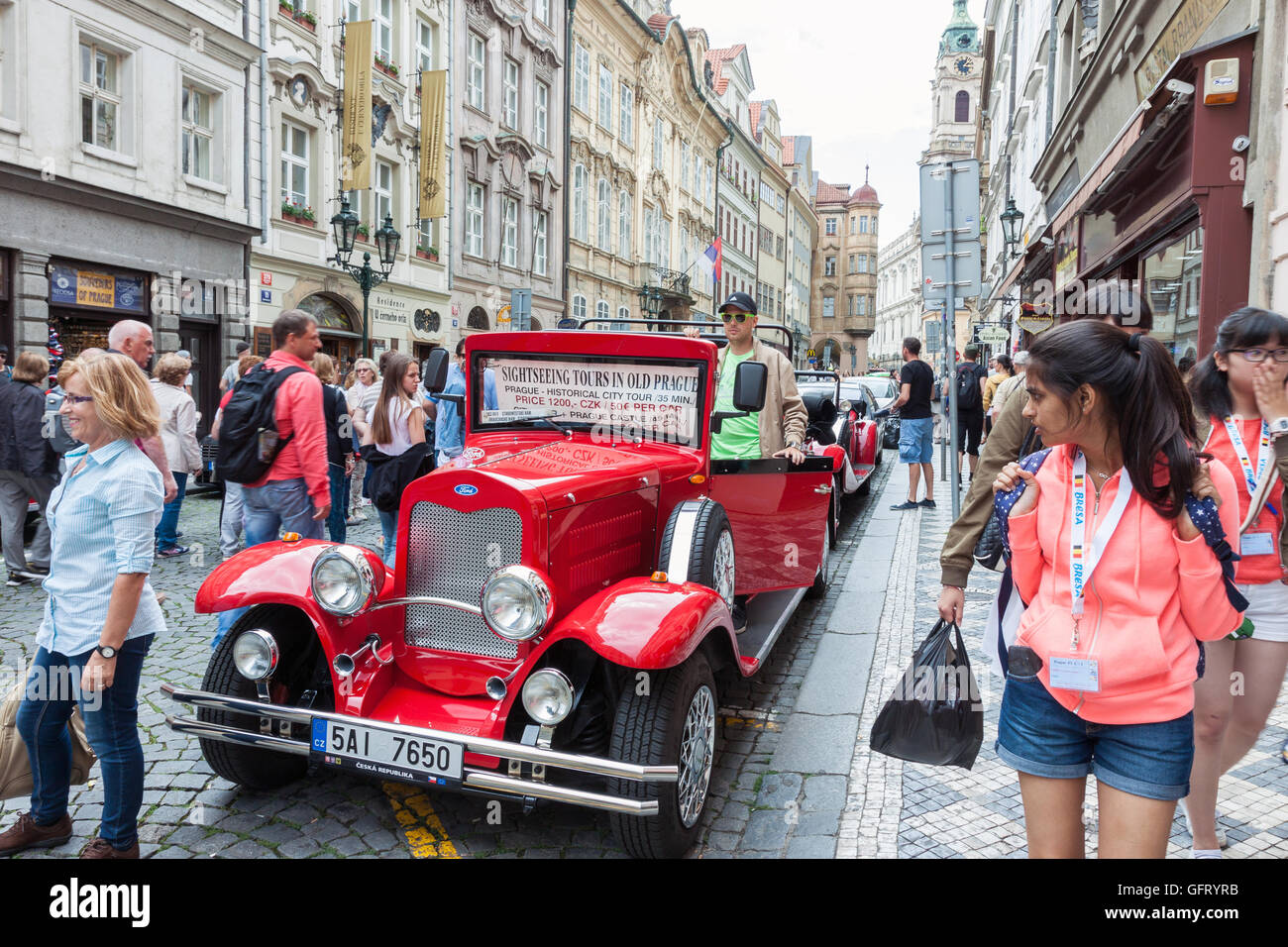 Visite guidée d'une voiture Vintage attendent les touristes dans la vieille ville de Prague, République Tchèque Banque D'Images