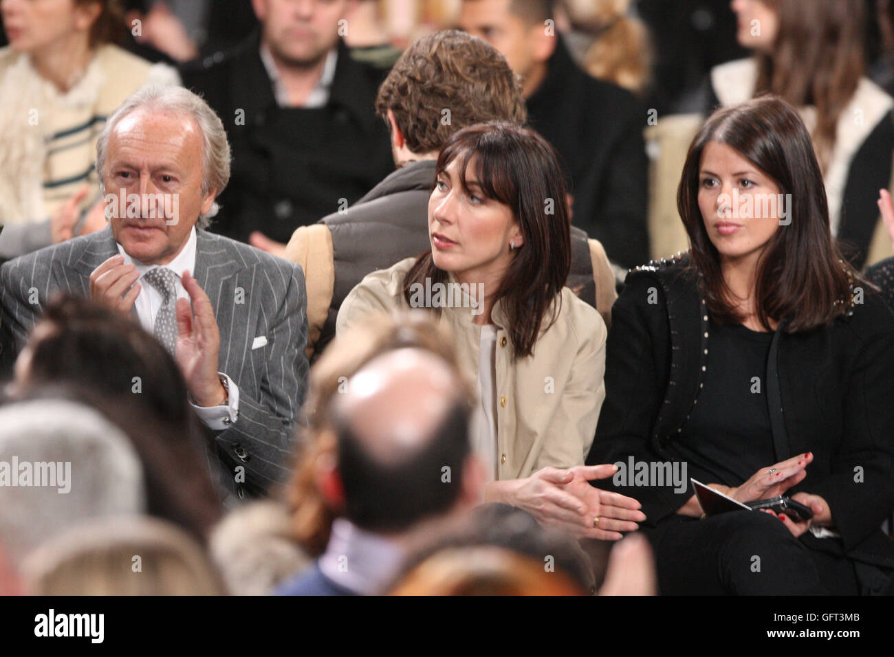 Harold Tillman, Samantha Cameron et Isabel Spearman au salon de la passerelle Erdem, qui s'est tenu à l'Université de Westminster pendant la Fashion week de Londres. Une querelle de copinage a éclaté à la suite de la fuite apparente de la liste des honneurs de démission de David Cameron. 21/2/2011 Banque D'Images