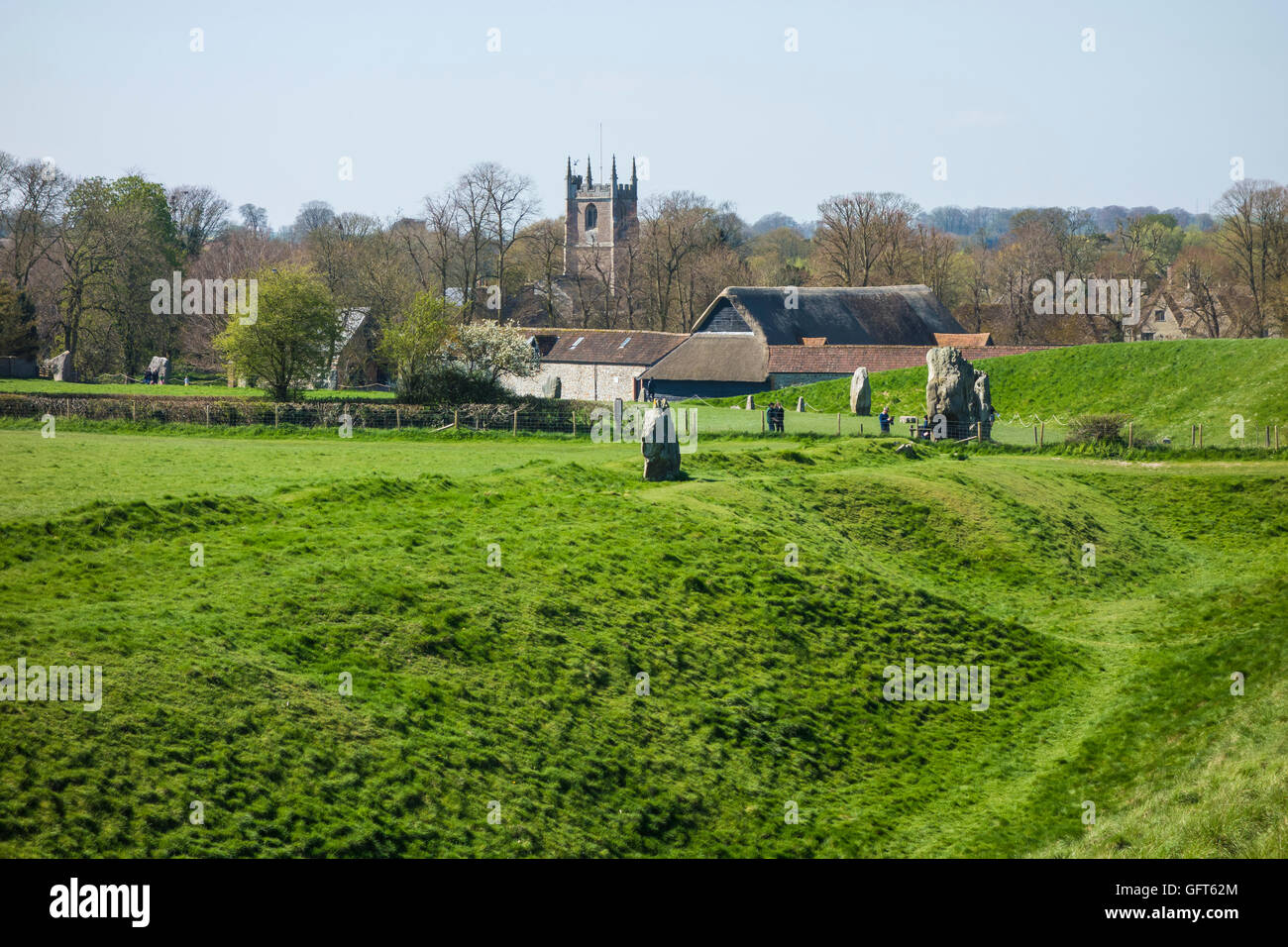 St James Church et d'Avebury Stone Circle Wiltshire England UK Banque D'Images
