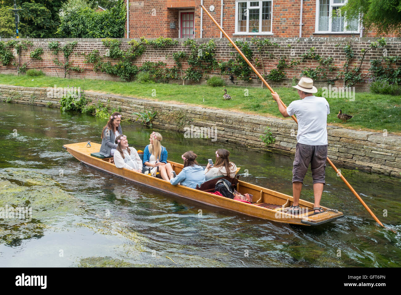 Hen Party sur une promenade en barque Rivière Stour Westgate Gardens Canterbury Kent Banque D'Images