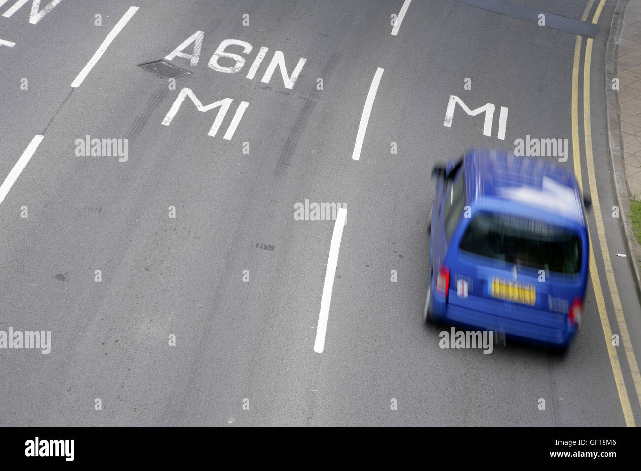 Une voiture passe des voies pour l'autoroute M1 et A61, Sheffield, Royaume-Uni. Banque D'Images