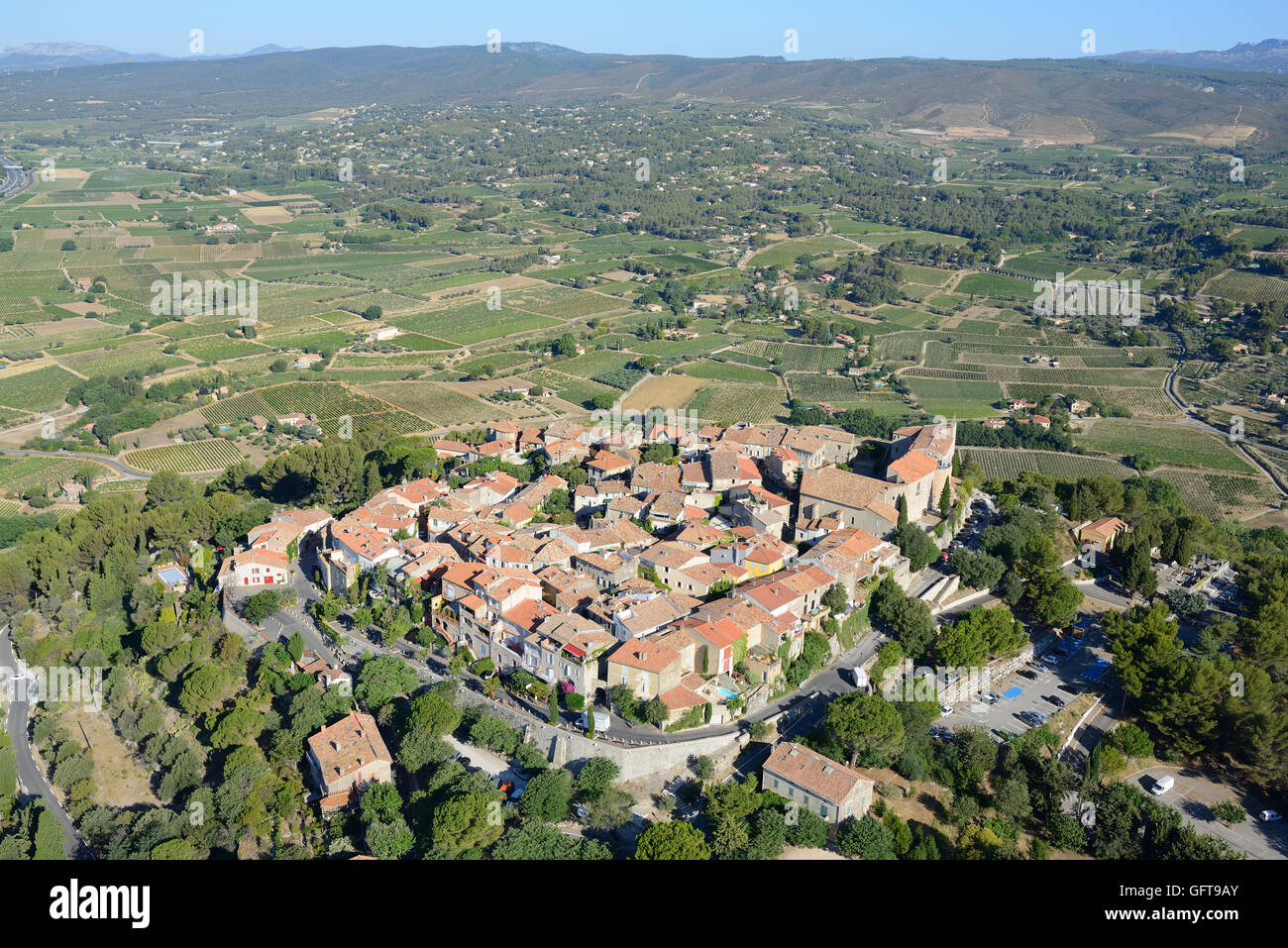 VUE AÉRIENNE.Village médiéval perché surplombant un paysage de vignes.Le Castellet, Var, Provence, France. Banque D'Images