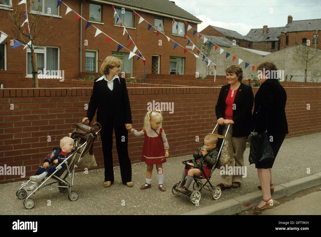 Femmes protestantes de la famille discutant dans la rue Belfast rouge blanc et bleu banderole. La communauté protestante célèbre le jour d'Orange - jour de l'Orangemens le 12 juillet. Irlande du Nord années 1980 1981 HOMER SYKES Banque D'Images