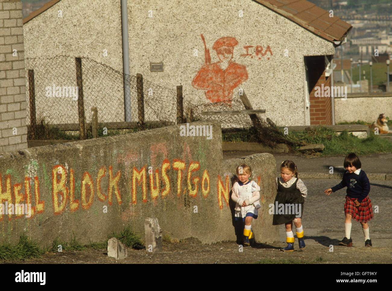 Les troubles des années 80, banlieue de Belfast IRA 'graffiti enfer Bloc doit aller maintenant' 1981 HOMER SYKES Banque D'Images